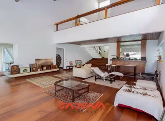 Casa com 3 suítes e 6 vagas à venda no Parolin