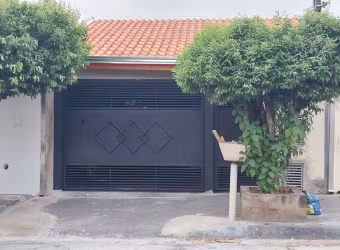Casa á venda terreno de 150m² possui 3 dorm, 2 banheiros, 3 vagas de garagem cobertas