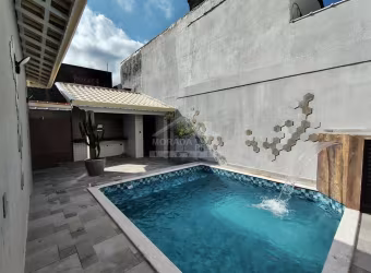 Casa ISOLADA no Caiçara, 4 suítes, 3 vagas, piscina, confira em Praia Grande.