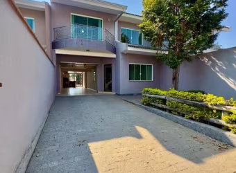 Sobrado com 3 quartos sendo uma suíte e piscina