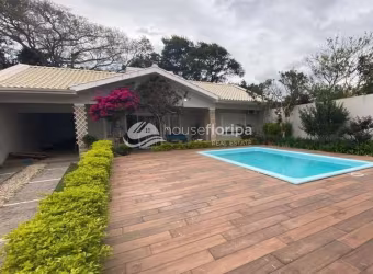 Casa Térrea Com Quintal Espaçoso, Piscina, a 500 m da Praia, à Venda, Campeche, Florianópolis, SC