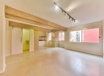 Elegance Imóveis vende apartamento reformado com 72 m2 privativos, 2 dormitórios, 1 vaga box garagem, elevador, portaria 24 h. Rio Branco Porto Alegre