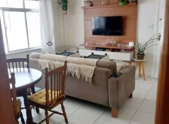 Apartamento amplo com 2 dormitórios e vaga de garagem fechada, no bairro do Marapé em Santos-SP