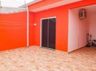 Casa no bairro São João Batista, em Peruíbe - sendo lado serra, em rua calçada.