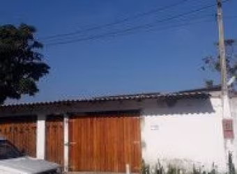 Casa localizada na Estância Pérola Negra, em Peruíbe - lado praia, possui espaço para piscina, churrasqueira.