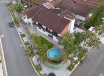 Imperdível Casa à Venda em Praia Grande-SP, Bairro Flórida: 4 Quartos, 3 Suítes, 6 Banheiros, 331,67m².