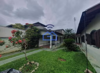 Casa ampla e aconchegante à venda no bairro do Sumaré em Caraguatatuba, SP - Conforto e aconchego a