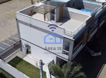 Sobrado triplex à venda no bairro do Massaguaçu em Caraguatatuba, SP - Localizado a apenas 150m da