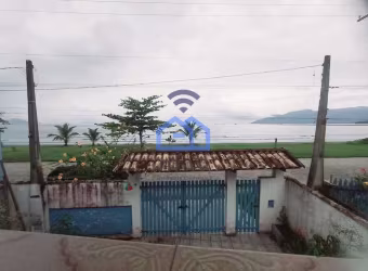 Casa ampla com edícula frente mar à venda no bairro do Porto Novo em Caraguatatuba, SP - A oportuni
