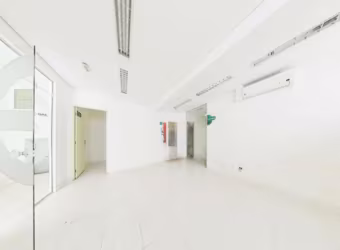 prédio Comercial com 650m² distribuídos em 5 vagas, 22 salas e 4 banheiros.