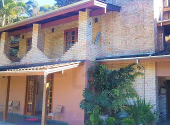 CASA DE ALTO PADRÃO DE 400m² COM 4 DORMITÓRIOS SENDO 2 SUÍTES