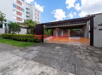 Imóvel de Luxo no Centro Cívico: Casa para Locação em Curitiba-PR com 5 Quartos, 2 Suítes e 425m² de Área