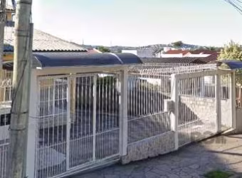 Ampla residência, com três dormitórios sendo um na parte inferior, duas salas espaçosas, copa/cozinha, lavanderia, depósito, dois dormitórios na parte superior com sacada, muito ensolarados e com vist