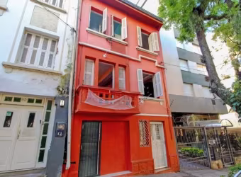 Ótima casa com 4 dormitórios, incluindo uma suíte com banheira de hidromassagem. O imóvel conta com dois pátios, living frontal e ambientes espaçosos, bem ventilados e iluminados.&lt;BR&gt;Possui gara