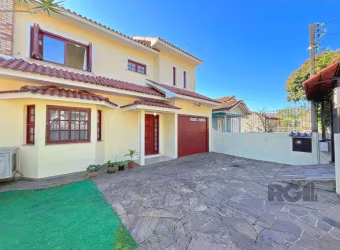 Casa de 3 dormitórios no bairro Cavalhada