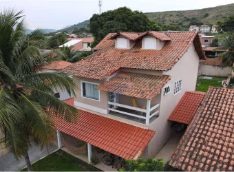 Casa duplex com cinco dormitórios em condominio fechado.