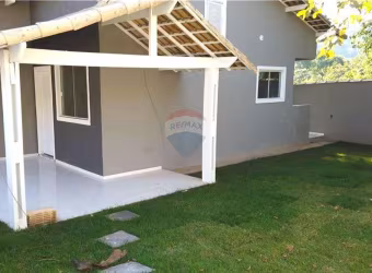 Casa de dois dormitórios e banheiro em condomínio fechado.