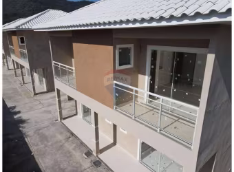 Casa de condominio fechado com dois dormitórios com banheiro no Condado.