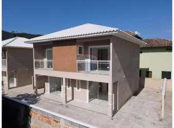 Casa de condominio fechado com dois dormitórios com banheiro no Condado.