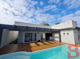 MARAVILHOSA CASA PRONTA PARA MORAR, EXCELENTE PADRÃO DE ACABAMENTO, PARCIALMENTE MOBILIADA, COM AMPLA PISCINA.