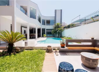 Imperdível residência de luxo no Tatuapé: 4 quartos, 2 suítes, 8 banheiros, 3 vagas, 660m² - São Paulo-SP.