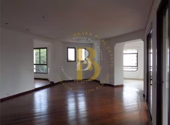 Apartamento com acabamentos refinados e vista permanente na Vila Nova Conceição.