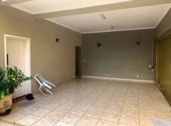 Casa térrea, 255m² de área construída, rica em armários, localizada no Bairro Planalto Verde.