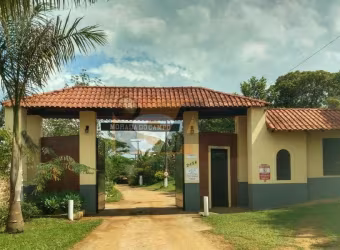 Sobrado com 4 quartos, sendo 1 suíte; 4 vagas; piscina; dentro de condomínio em Suzano/SP.