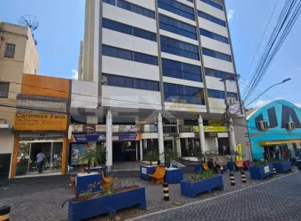 Apartamento à venda no Centro, 2 quartos sendo 1 suíte com armário.