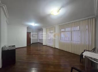 Apartamento clássico à venda no Centro, 3 quartos sendo 1 suíte com sacada.