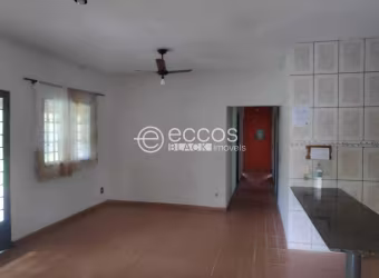 Chácara à venda, 5 quartos, 2 suítes, Zona Rural - CAMPO FLORIDO/MG