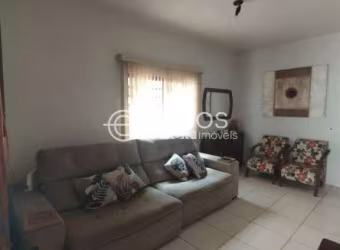 Casa à venda, 3 quartos, 1 suíte, 2 vagas, Santa Mônica - Uberlândia/MG