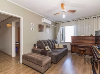 Excelente cobertura de 150m² no bairro Petrópolis! O andar inferior é composto por living para dois ambientes, 3 dormitórios, banheiro social, cozinha e área de serviço separada. A cobertura conta com