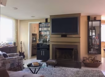 Amplo apartamento duplex com 2 dormitórios e 1 vaga de garagem.