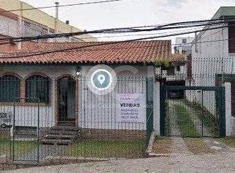Casa para Venda - 300m², 3 dormitórios, 3 vagas - Petrópolis