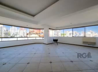 Cobertura com 222m² privativos, 3 quartos, 1 suite, lareira, piscina, 2 vagas no Bairro Rio Branco