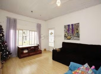 Vende-se ampla casa 3 dorm c/ suíte, 2 vagas e amplo pátio com espaço p/ piscina - 210m² - Partenon