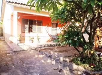 Casa com terreno de 11x30, 110mts quadrados de área construída na casa da frente e 30 mts de área construída na edícula dos fundos.&amp;lt;BR&amp;gt;A casa da frente tem 2 dormitórios, 1 consultório c
