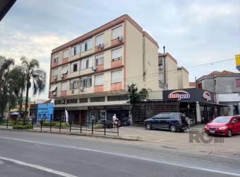 Apartamento amplo de 3 dormitórios, área de serviço, cozinha, sala e banheiro, piso laminado na sala e nos quartos, banheiro social e recentemente reformado.&lt;BR&gt;Próximo a supermercado, shopping,