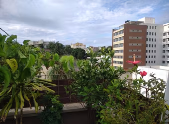 Cobertura com dois amplos dormitórios, cozinha com móveis planejados de excelente qualidade, living em dois ambientes, banheiro social com ventilação natural, todos os cômodos muito bem iluminados e a