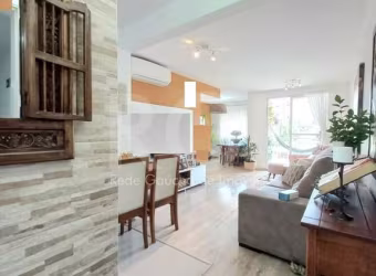 Ótimo  apartamento  de 3 dormitórios  transformado em 2 dormitórios, sendo 1 suíte, amplo living com 2 ambientes, sala de jantar e sala de estar,  cozinha com churrasqueira, área de serviço e  1 vaga 