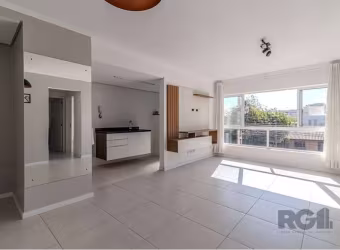 Se você busca conforto e praticidade, este apartamento é a escolha ideal! Com 2 dormitórios, sendo 1 suíte, o imóvel oferece um espaço bem distribuído e funcional para o seu dia a dia. A sala ampla e 