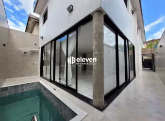 Casa térrea nova no Marapé com 3 dormitórios, área gourmet e piscina.