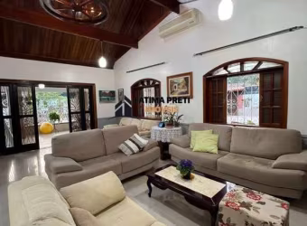 Casa para Venda em Guarujá, Guaiúba, 5 dormitórios, 3 suítes, 3 banheiros, 4 vagas