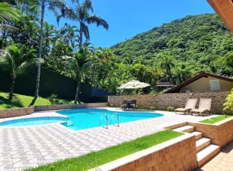 Casa em condomínio fechado com 3 dormitórios, suíte, piscina e área gourmet.