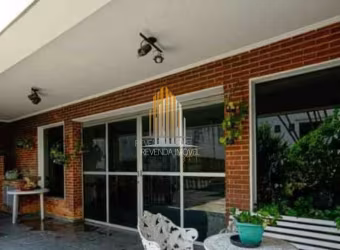 ITAIM BIBI - CASA ASSOBRADADA DE 712M² COM SEIS DORMITÓRIOS (QUATRO SUÍTES) E QUATRO VAGAS