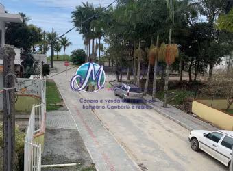 Casa com  3 Dormitórios na quadra mar   em Balneário Piçarras-SC
