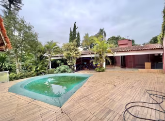 Casa com 4 dormitórios (1 suíte), lareira, piscina e churrasqueira! à venda, 409 m² - Chácara São João - GRANJA VIANA - Carapicuíba/SP