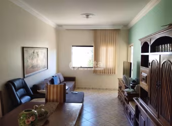 Casa residencial disponível para venda no bairro Morada da Colina em Uberlândia-MG.