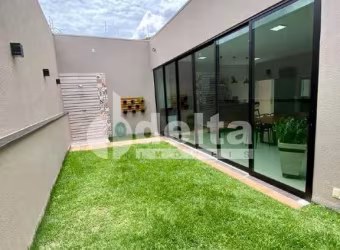 Casa residencial disponível para venda no bairro Jardim Veneza em Uberlândia-MG